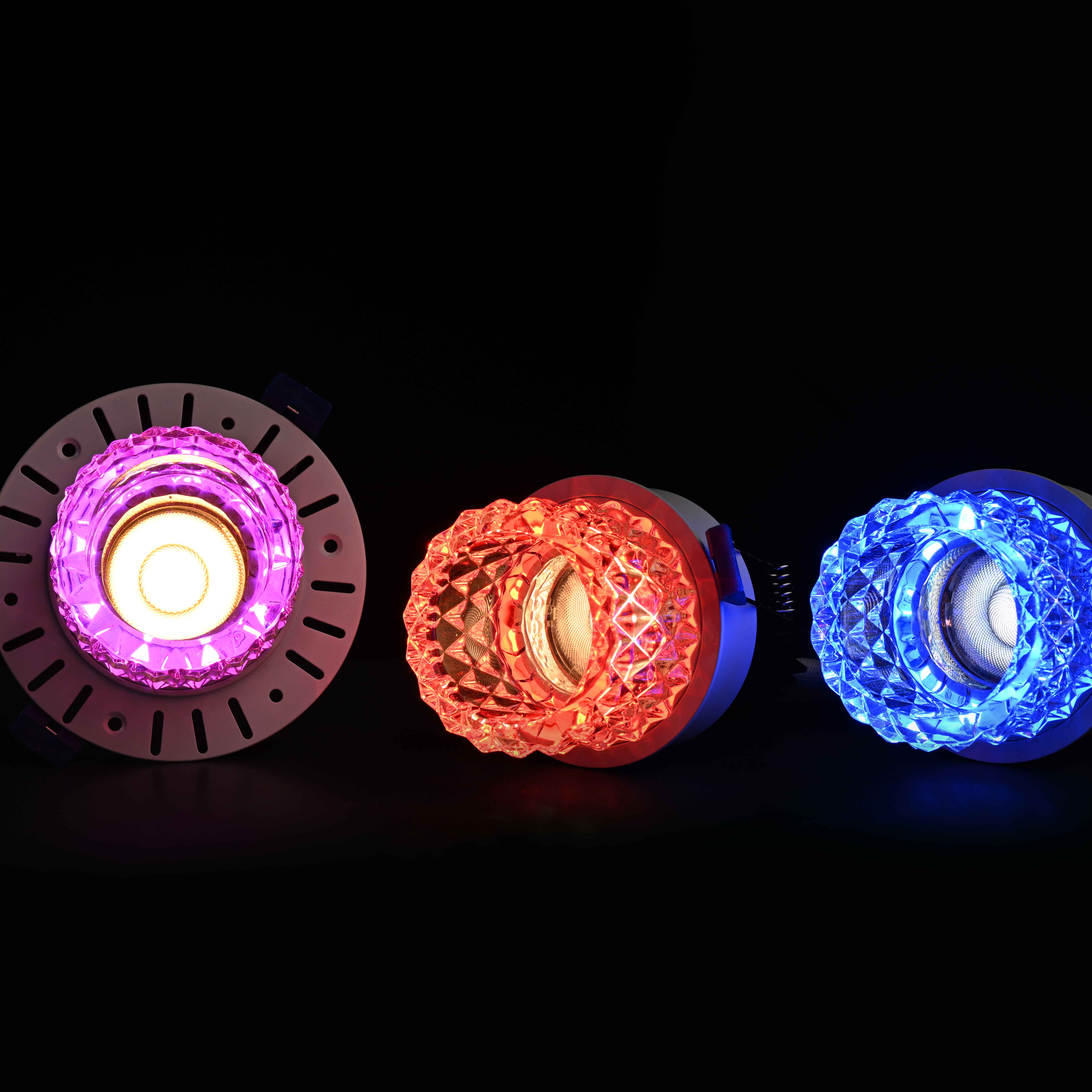 RGB color-splitting and color-mixing crystal lamp