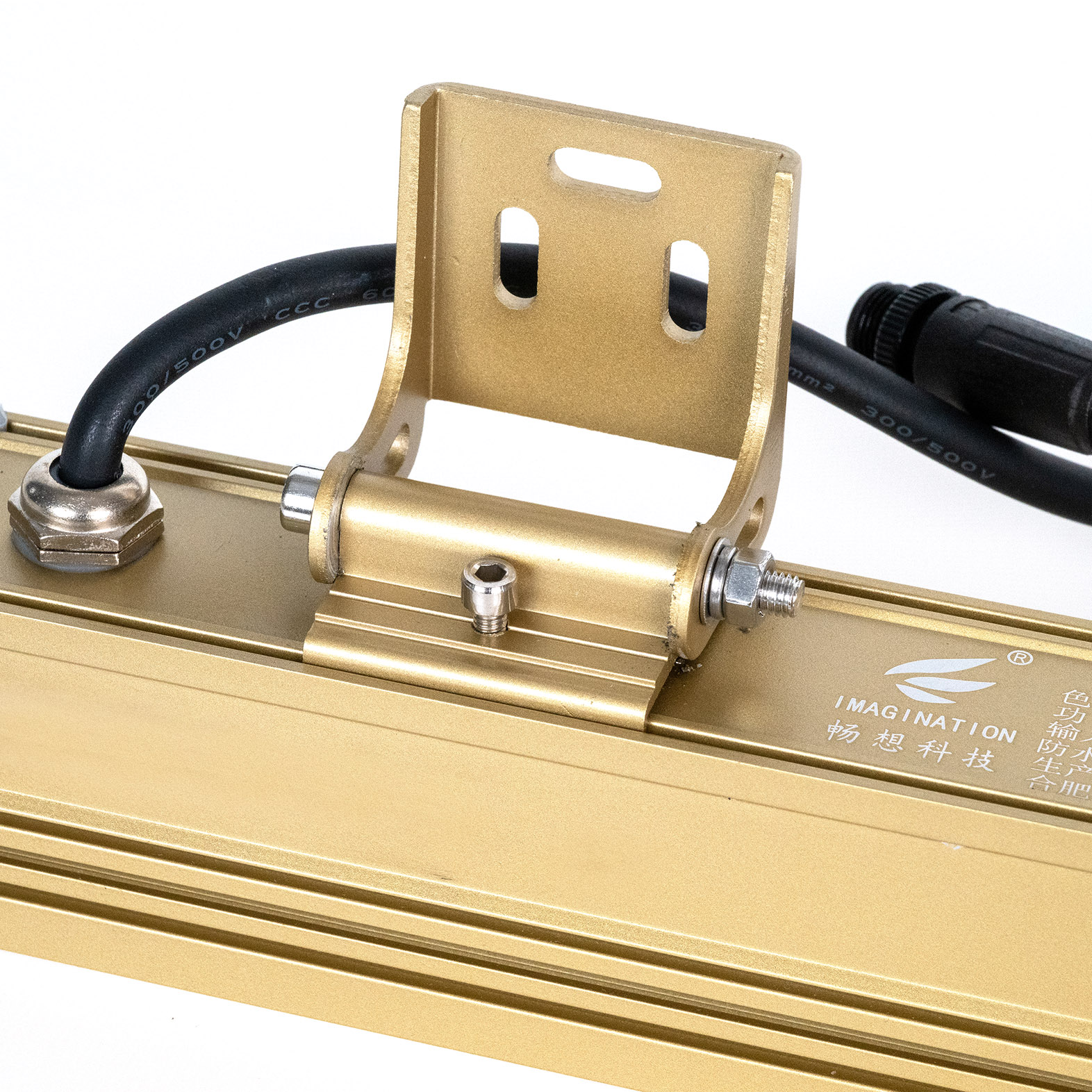 Linear wall-washing light